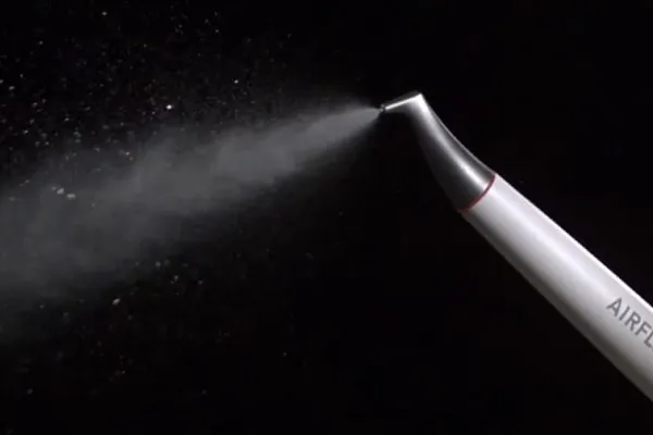 西小山歯科クリニックは清掃効果が高いエアフロ―を導入しています