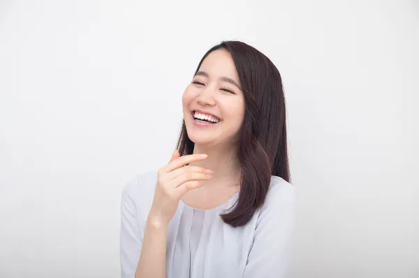 セラミック治療をして喜んでいる様子の女性