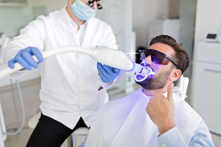 ホワイトニングは歯科医院で行うのがおすすめ!