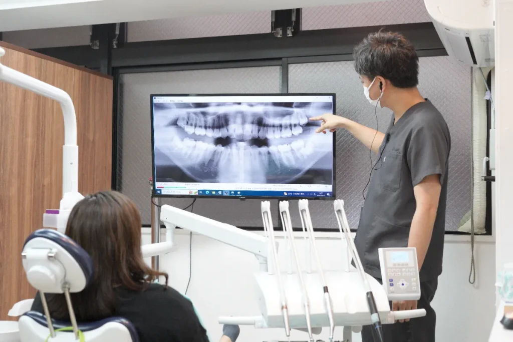 歯科衛生士がレントゲン画像をもとに説明している様子