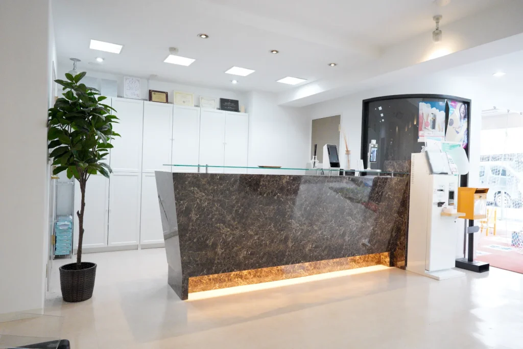 大理石調の受付カウンターと清潔感のある院内