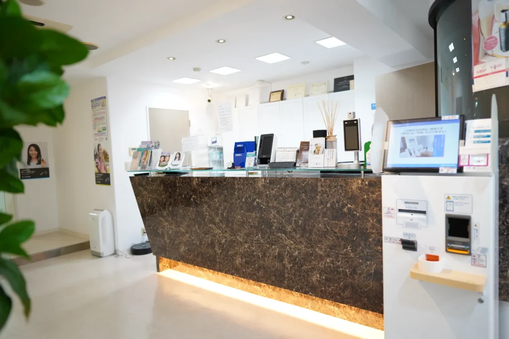 パンフレットや案内が並ぶ受付フロント