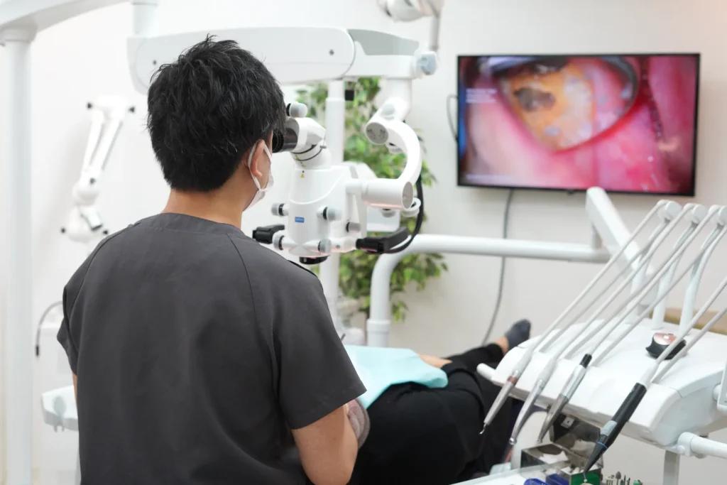 マイクロスコープを使用した精密な歯科治療