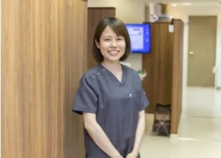 笑顔の女性歯科スタッフ