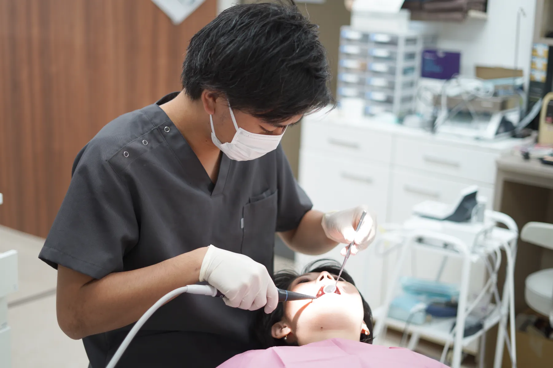 男性歯科医師が患者様の治療を行う様子